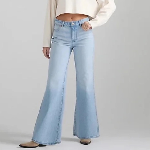 NWT Wrangler Bonnie 683 Loose Flare Jeans in Sonny Light Wash - Picture 1 of 8